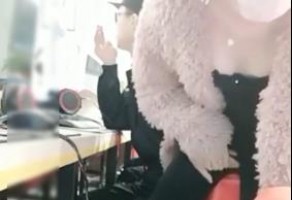 国产视频清纯女网红现场直播网吧勾引保安值班室性爱